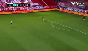 Le footballeur Nicolás Reniero se rate complètement seul face au but vide (Argentine)