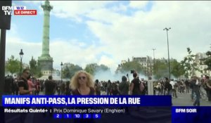 Manifestations anti-pass sanitaire: les forces de l'ordre mobilisées pour évacuer les derniers manifestants place de la Bastille à Paris
