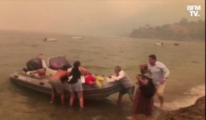 Incendies en Turquie: des touristes évacués par bateau à Bodrum