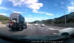 Ce conducteur réussi à éviter le pire sur l'autoroute après avoir perdu le contrôle de sa voiture