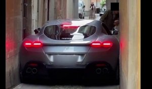 Ce conducteur de Ferrari se retrouve coincé dans une petite rue de rome... la honte