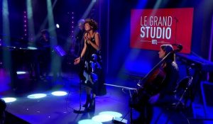 Barbara Pravi interprète "Le jour se lève" dans "Le Grand Studio RTL"
