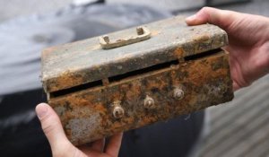 En pleine séance de pêche à l'aimant, il remonte un coffre contenant un véritable trésor