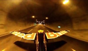 Un pilote Red Bull traverse deux tunnels en avion à 245 km/h