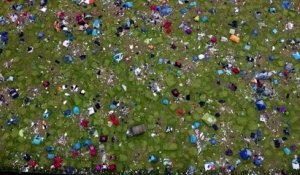 Angleterre : une mer de détritus et de tentes abandonnées après un festival de musique