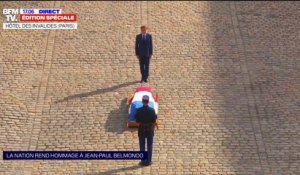 Une minute de silence observée dans la cour des Invalides en hommage à Jean-Paul Belmondo