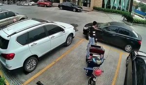 Comment sortir un vélo cargo d'un emplacement entouré de voitures ?