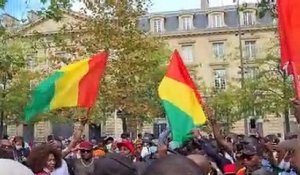 France : des manifestations pro junte à Paris après la chute d'Alpha Condé...