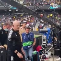 Cristiano Ronaldo prend des nouvelles de la stadière qu'il a assommé à l'échauffement