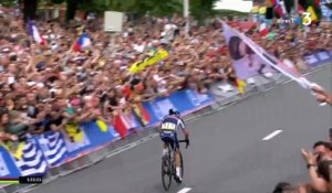 Le Français Julian Alaphilippe, à nouveau sacré champion du monde, visé par un jet de bière quelques mètres avant son arrivée à Louvain - VIDEO