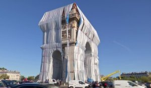 Paris: le démontage de l'œuvre de Christo sur l'Arc de Triomphe a débuté ce lundi