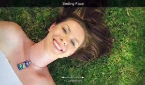 Un zoom arrière incroyable d'un sourire de femme vers l'univers...