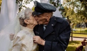 Le personnel d'un hospice organise une magnifique cérémonie pour les 77 ans de mariage d'un couple de nonagénaires