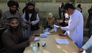 À Kaboul, des centaines d'Afghans se précipitent vers le service des passeports réouvert mercredi par les talibans