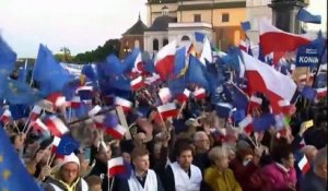 Face au spectre d'un "Polexit", des milliers de Polonais manifestent leur attachement à l'Europe