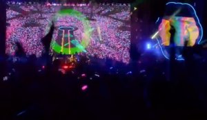 Coldplay chante "Charlie Brown" en live