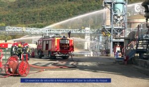 Reportage - Simulation d'incendie devant la ministre Barbara Pompili à l'usine Arkema