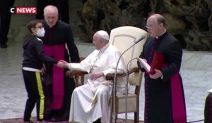Vatican : un garçon vient s’assoir à côté du pape en pleine audience