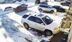 Une voiture se galère pour sortir d'un parking !