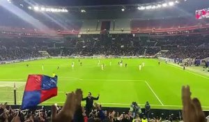 Lyon : Le nouveau bras d'honneur, hier soir, des "Daltons" à la justice et la police : Deux d'entre eux pénètrent sur la pelouse pendant le match  OL-Sparta Prague