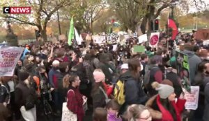 La jeunesse défile à Glasgow en marge de la COP-26