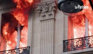 Les pompiers de Paris éteignent un impressionnant incendie près de l'Opéra Garnier