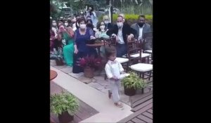 Un enfant ruine la cérémonie de mariage d'une façon géniale