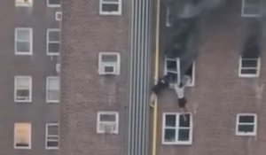 New York : deux adolescents échappent à un incendie en se suspendant dans le vide