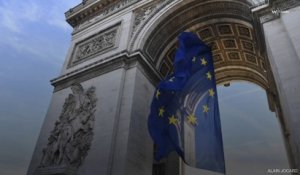 Le déploiement du drapeau européen sous l'Arc de Triomphe crée une polémique