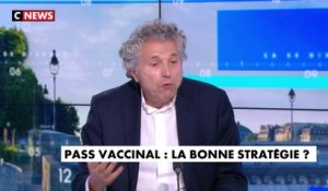 Gilles-William Goldnadel : «Avec un variant Omicron moins puissant et un vaccin relativement moins puissant, le pass vaccinal pose question»