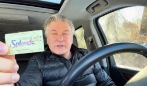 La colère de l'acteur américain Alec Baldwin qui assure collaborer à l'enquête sur le tir qui a tué une cinéaste lors du tournage du film "Rust", contrairement aux rumeurs