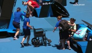 En larmes, Tan a été évacuée de la Margaret Court Arena en fauteuil roulant