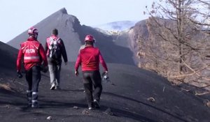 Volcan de La Palma : premières images du cratère où des gaz toxiques continuent de s'échapper