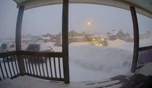 Il filme 24h de blizzard au canada... sa maison disparait sous la neige