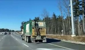 Un raton laveur fait un petit tour de camion poubelle