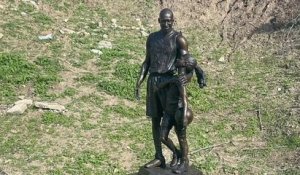 Une statue érigée en mémoire de Kobe Bryant et de sa fille Gianna, décédés en janvier 2020