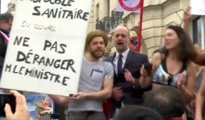 Manifestations pour la hausse des salaires: en tête de cortège, le sosie de Jean-Michel Blanquer parodie les vacances du ministre