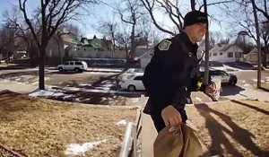 Un policier termine la livraison du livreur qu'il a arrêté