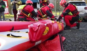 Dinant: les pompiers nageurs-sauveteurs de la zone Dinaphi s'entrainent dans la Lesse (07.02.22)