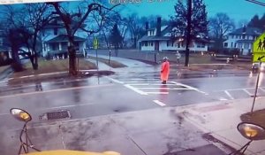 Cette policière évite à une étudiante de se faire renverser par une voiture (États-Unis)