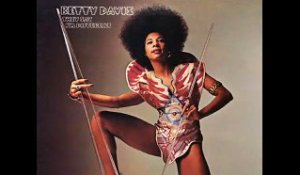 Betty Davis, qui a marqué le monde de la funk dont elle fut l’une des pionnières, et qui fut la seconde épouse de Miles Davis, est décédée à l’âge de 77 ans
