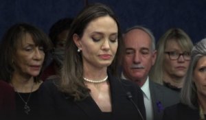 En larmes, Angelina Jolie exhorte le Congrès à adopter une loi contre les violences domestiques