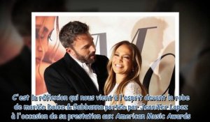Jennifer Lopez, mariée très sexy au bras de Ben Affleck