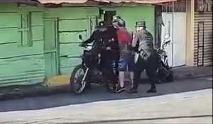 Quand 2 policiers chargent un homme sur une moto... arrestation à l'ancienne