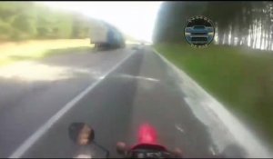 Un automobiliste prend en chasse ce motard qui lui avait fait un vilain geste avec ses doigts