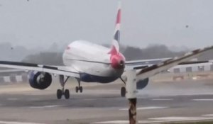 Tempête Eunice : une vidéo montre en direct l’atterrissage compliqué des avions
