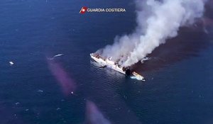 Au moins douze personnes toujours portées disparues après l'incendie d'un ferry italien en mer Ionienne : Les plongeurs ont élargi leur zone de recherches en mer autour du bâtiment en flammes