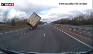 Tempête Eunice : Un camion balayé par une rafale de vent sur une autoroute anglaise