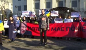 Ukraine: des manifestants protestent devant l'ambassade de Russie à Kiev