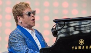 Elton John "secoué" après un incident d'avion